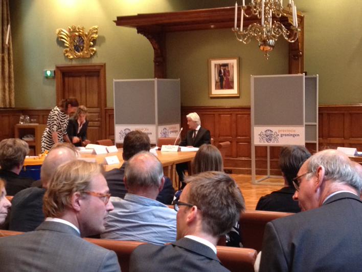 okkiesmit's tweet image. Statenzaal Groningen: uitgebrachte stemmen 1e kamer in verzegelde envelop naar Den Haag, nu in #opnoord #rtvnoord