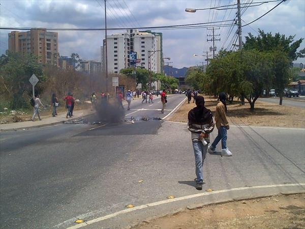 yammanuel's tweet photo. “@Gapacheco201: #IUTEVAL ACTIVA #Carabobo #Valencia #26Mayo Siguen los muchachos dando la cara no los dejemos solos  http://t.co/lbv5LGeidL”
