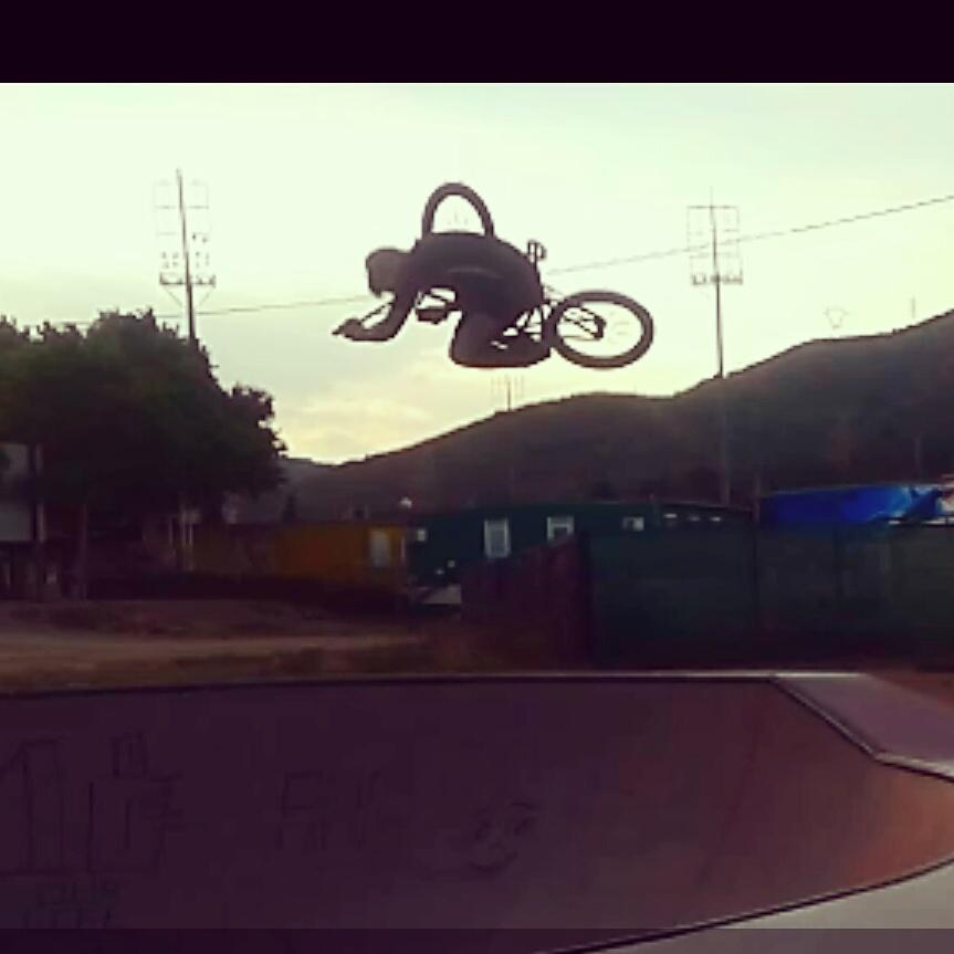 edyalviarez's tweet photo. Barcelona #España buen día de practica en viladecans,  bmx con @SeshaWorld http://t.co/koErbs26SI