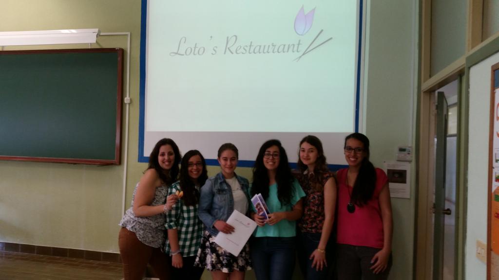RafaelAnSan's tweet photo. Última práctica con alumnos de ADE. Han diseñado la imagen de nuevas empresas #dircomade15 Grupo "Loto's Restaurant" http://t.co/YuhKzislQN