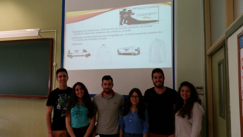RafaelAnSan's tweet photo. Última práctica con alumnos de ADE. Han diseñado la imagen de nuevas empresas #dircomade15 Grupo "WorldWideWedding" http://t.co/6Y1VYfdG54