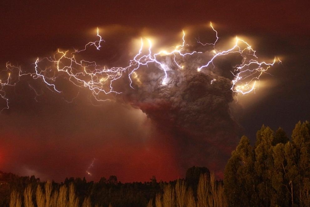 EarthPicturz's tweet photo. Lightning flashes around the ash plume of the Puyehue-Cordon Caulle volcano chain near Entrelagos, Chile http://t.co/h0x0yykHFX