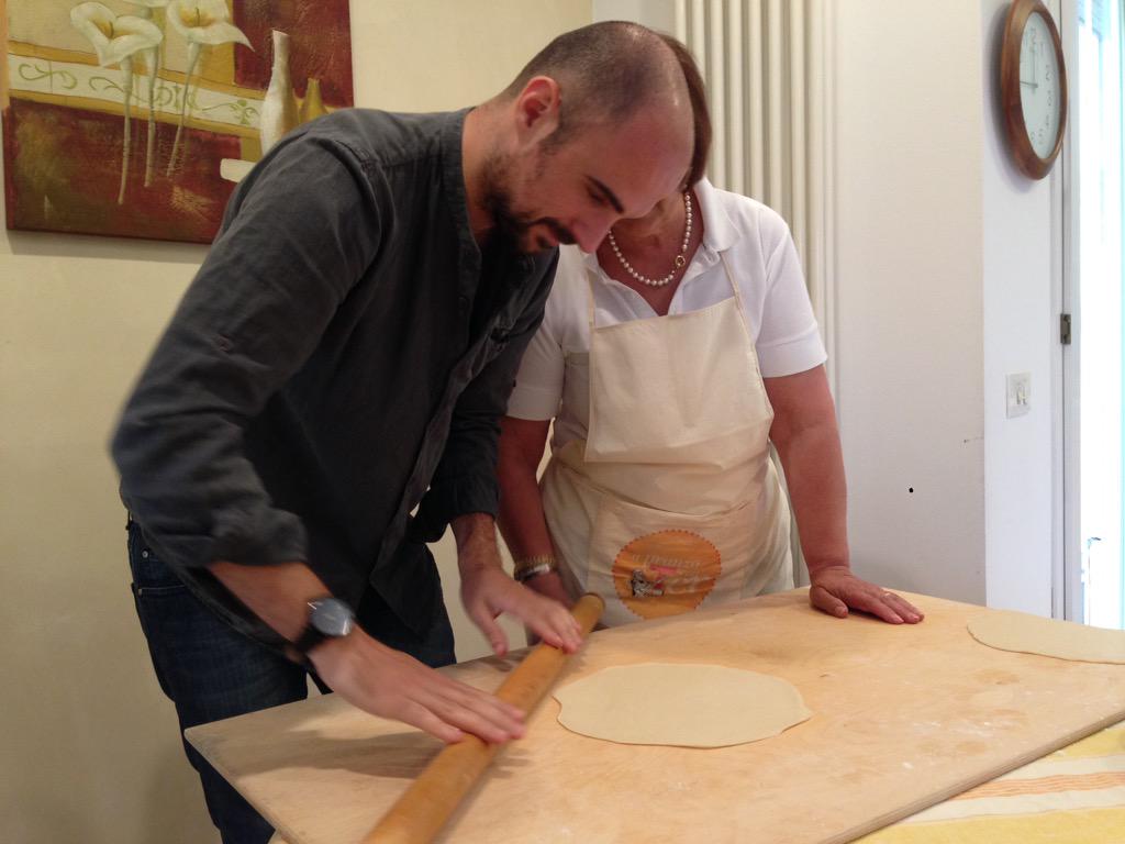 turismoER's tweet photo. #APranzoConTER #Misano Anche il nostro Fabio si cimenta nel tirare la #piadina al mattarello :) @soulplace http://t.co/tndMOKh8Nt