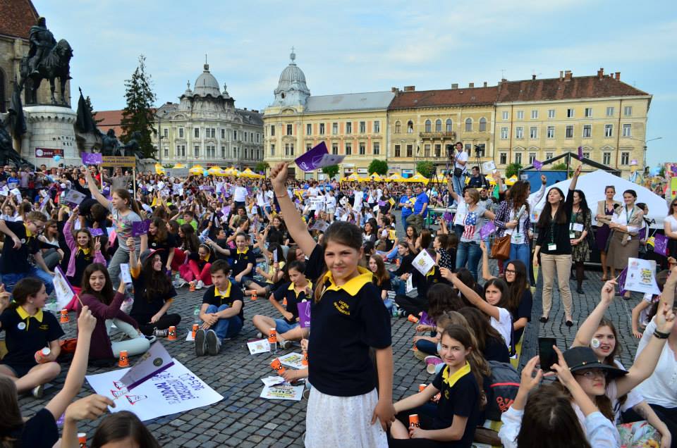 TransylvaniaCol's tweet photo. Over 1600 students from 26 schools participated in the Cup Song challenge on Friday #Cluj2015 to set up a new record http://t.co/3Pqf6biQ3C