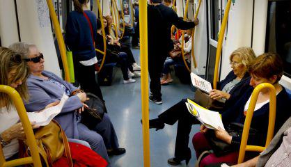 Anytainthesky's tweet photo. @ManuelaCarmena aparcando en Gran Vía en el Carril bus,dando ejemplo de alcaldesa. #FelizMartes #PrimaveraDelCambio http://t.co/MRUY9390Di