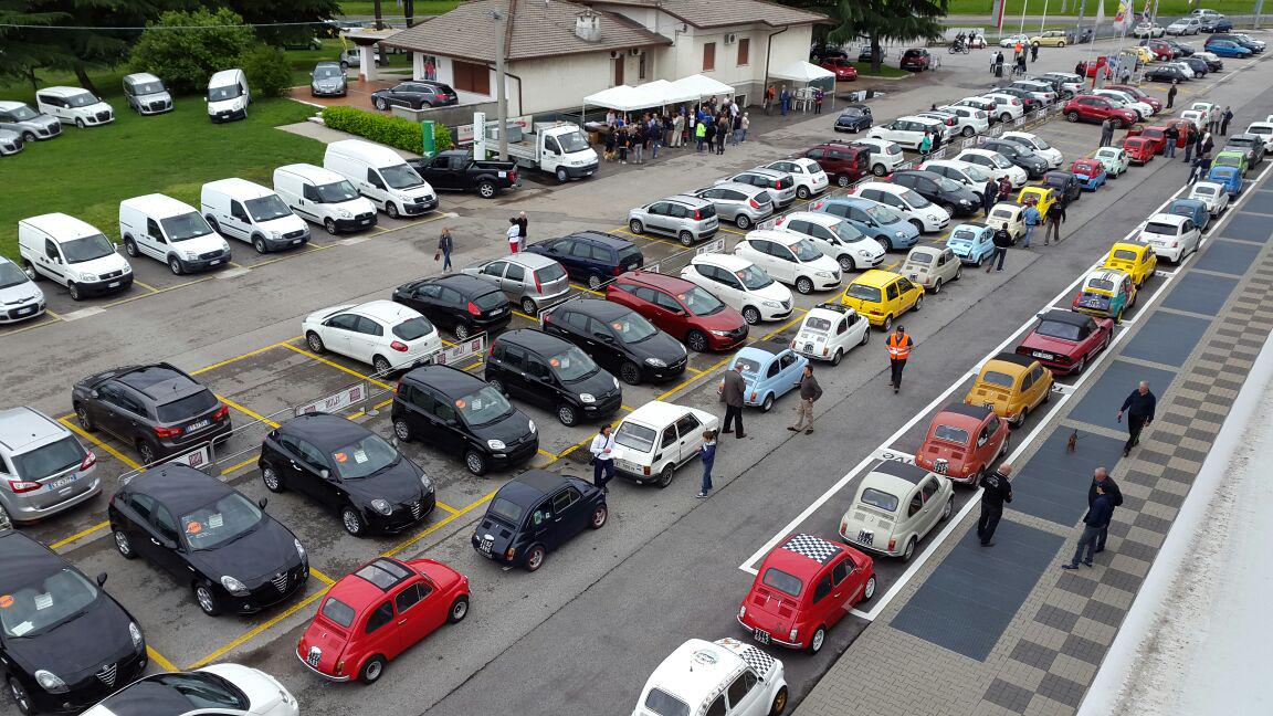 ceccato_auto's tweet photo. Una domenica all'insegna della passione.. Un raduno d'eccezione: 125 #Fiat500! Ciao #Gepo! Grazie a tutti! http://t.co/7ZXeJMQbze