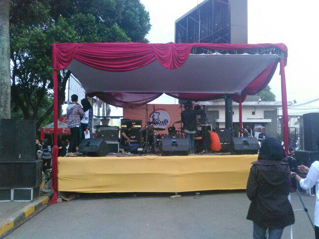 Band 'In Fun In The Dark' saat ini sedang bersiap2 tampil. Mari merapat semuanya <a href="/cute_eatery2015/">Culinary and Eatery</a>