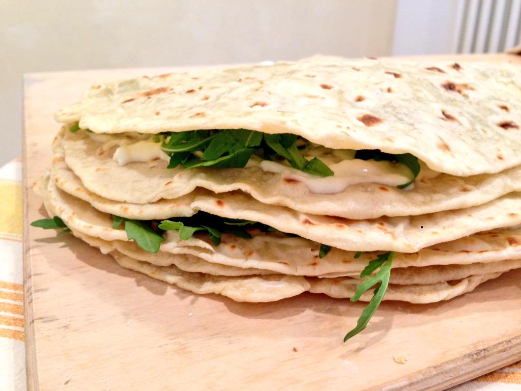 turismoER's tweet photo. #APranzoConTER #Misano Sua maestà la #piadina, con squacquerone e rucola http://t.co/yK4H7qXliR