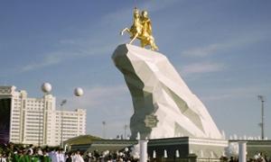 A horse, a horse … Turkmenistan president honours himself with statue buff.ly/1Gzol6q