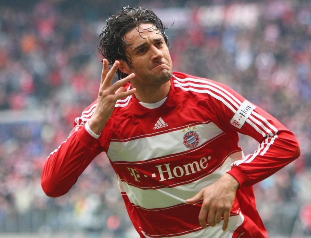 Happy 38th birthday to the former striker Luca Toni ! 