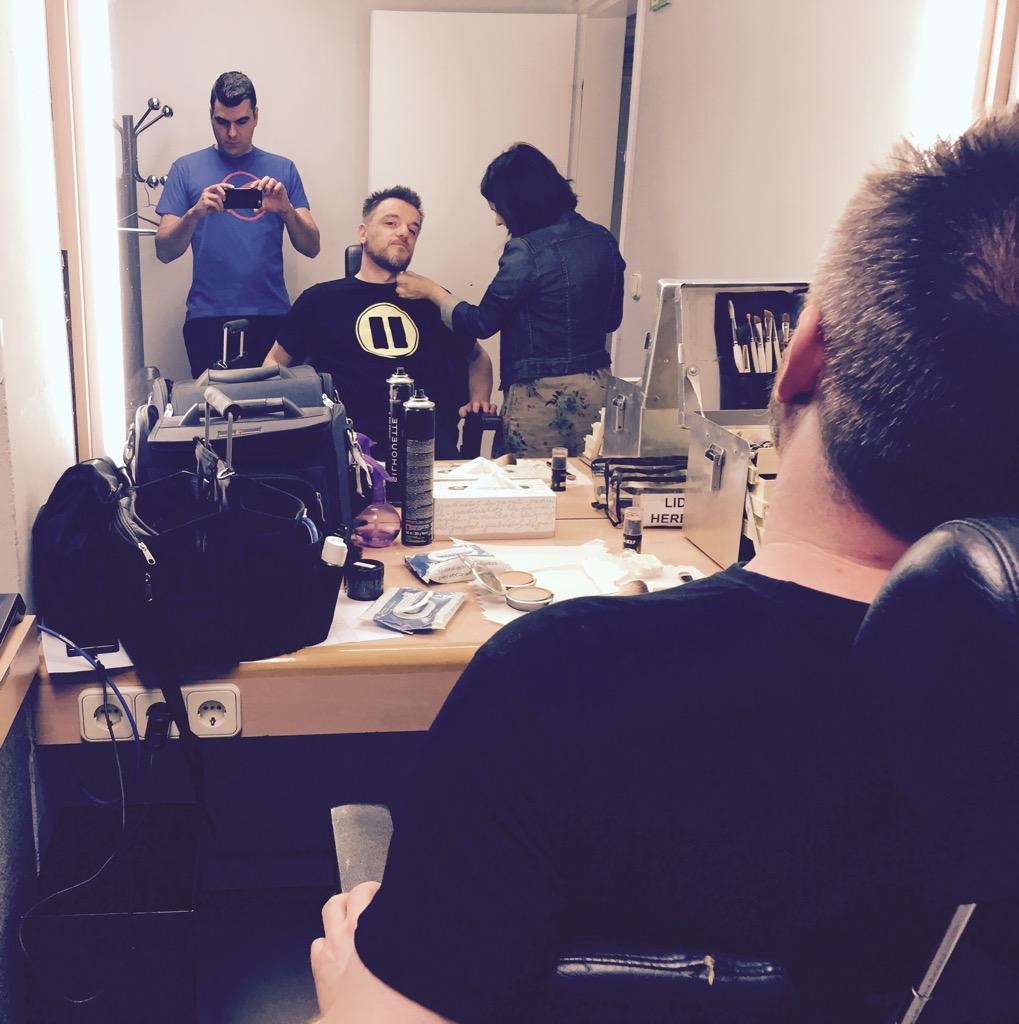 joanmiquelperez's tweet photo. Preparant la aparició de @clicks_elshow a @elsmatins @tv3cat amb @jordigrifell @sergioalcover @FerranGonzalez1 http://t.co/8PqKvN1sN5