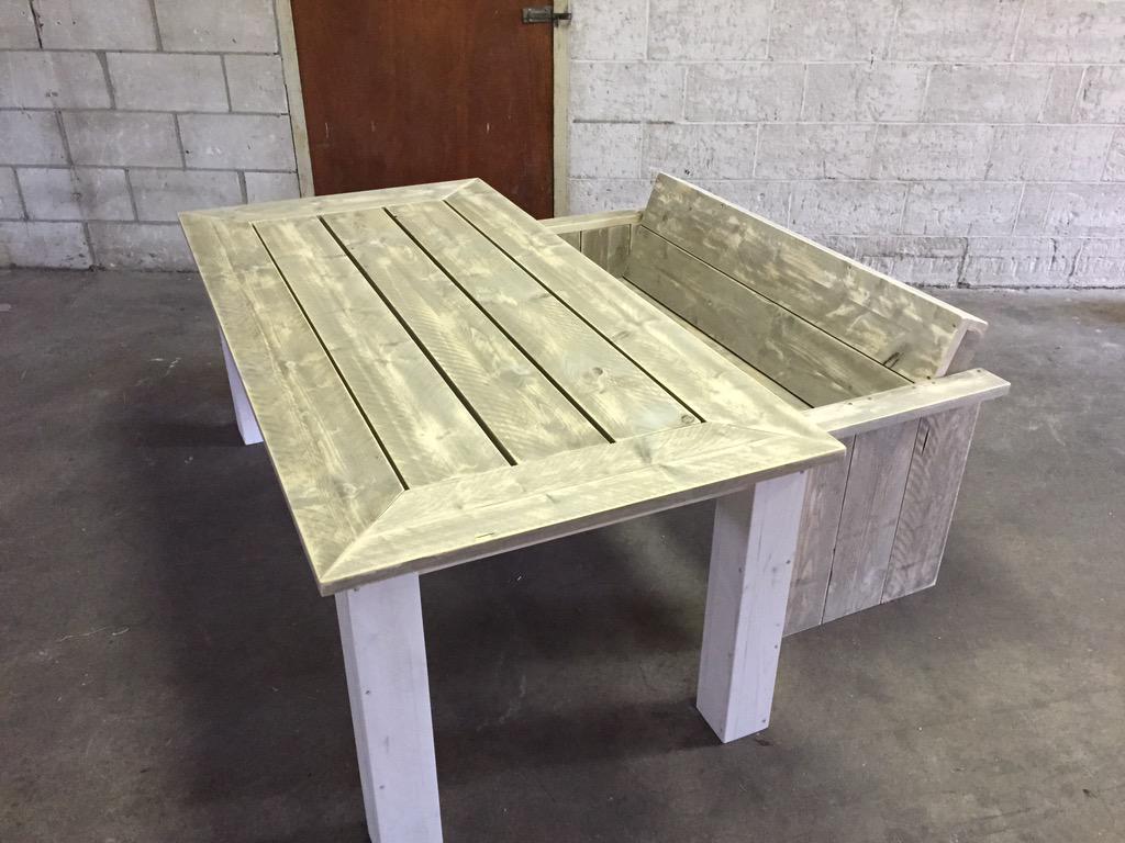 Vorige week deze tafel afgeleverd. gemaakt van oud steigerhout met randen in verstek en een whitewash onderstel.
€195