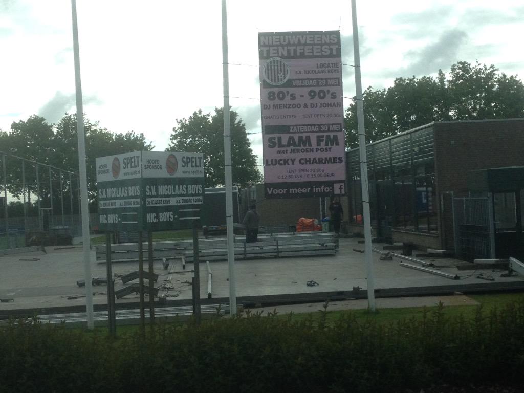 Het #nieuwveenstentfeest volop in aanbouw <a href="/NicolaasBoys/">s.v. Nicolaas Boys</a>. De tent staat inmiddels, heb jij al kaarten?