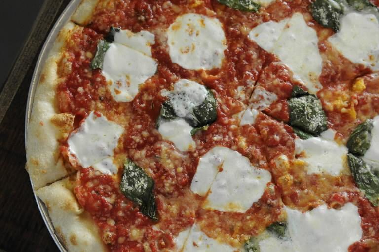 ALaCarteCTNow's tweet photo. Find Neapolitan-style pies and gourmet salads at @eanddpizza in #Avon http://t.co/CQq0yfgKT0 http://t.co/tXj7dzjWBN