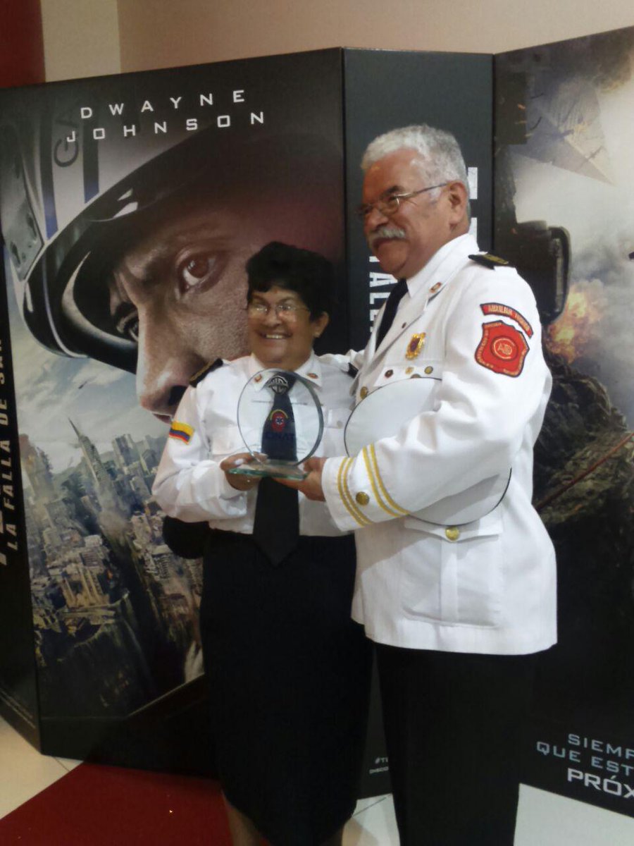 CinatColombia's tweet photo. Cnel.Luis Hernando Galindo / My. Flor Maria Vega De Galindo en reconocimiento de  @Cine_Colombia   y @WarnerBrosEnt http://t.co/rqZ0jH6oBx