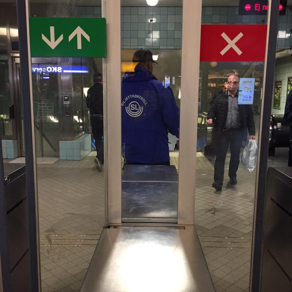 antonkse's tweet photo. @slbiljett Hötorget, uppgång Olof Palmes gata. http://t.co/uVGUg1K70s