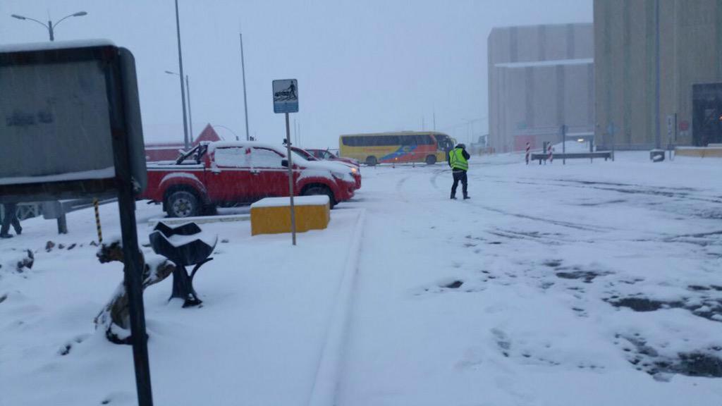 HombredeRadio's tweet photo. 8:20 Cae nieve al interior de la región, en faenas de Collahuasi y Quebrada Blanca. Foto @Aleeeee_M #Iquique @biobio http://t.co/HcHhr6CrGB