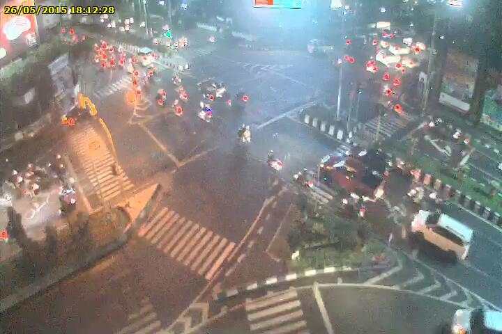 19.25 wita selamat malam, simp. 4 Sudirman arus lalin lancar, jaga jarak aman berkendara.