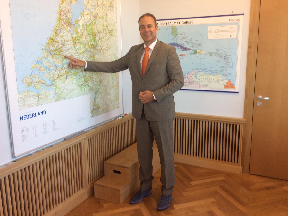 RPlasterk's tweet photo. De heer Jaap Paans is de nieuwe burgemeester van Alblasserdam. Gefeliciteerd! http://t.co/HuZtKQLORw