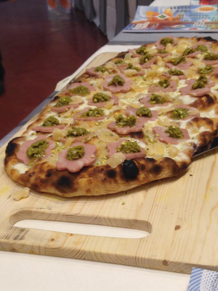 faniaste's tweet photo. #ricominciamo #giorno2 #campionatomondialedellapizza #pizza#Parma #giudicedigara ✌️ http://t.co/oo9yXWr5XB