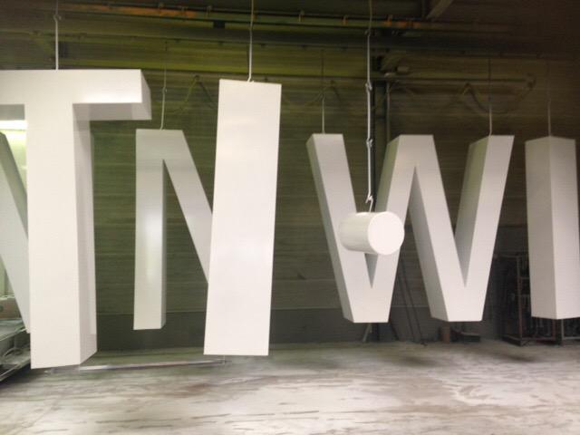 Dijkmancoating's tweet photo. Mooi project! Letters @poedercoaten van 2,5 meter hoog. University of Twente @UTwente @Dijkmancoating http://t.co/qyLb01Tll7