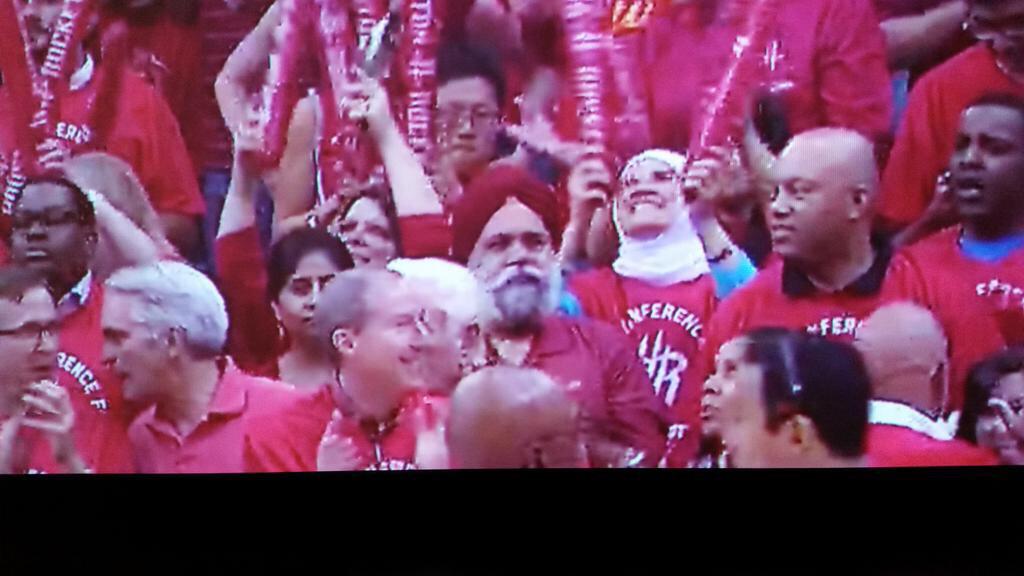LookASingh's tweet photo. Huston Rockets Spectator Singh via @NaviWuvi #Singh #Sikh #lookasingh #HTownRockets http://t.co/UYjkLaacQt