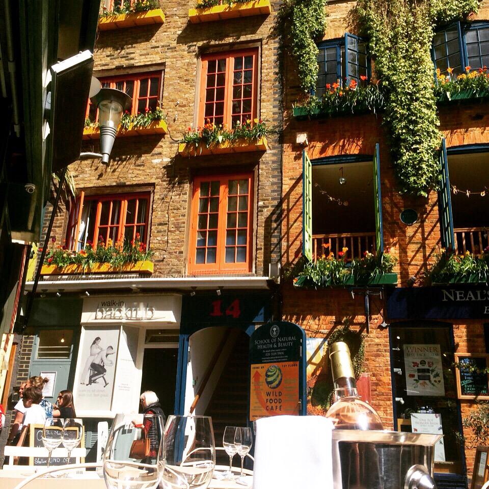 Fresh rosé ready to be served on our sun-filled terrace! #Mapliers #sunsunsun #summeriscoming