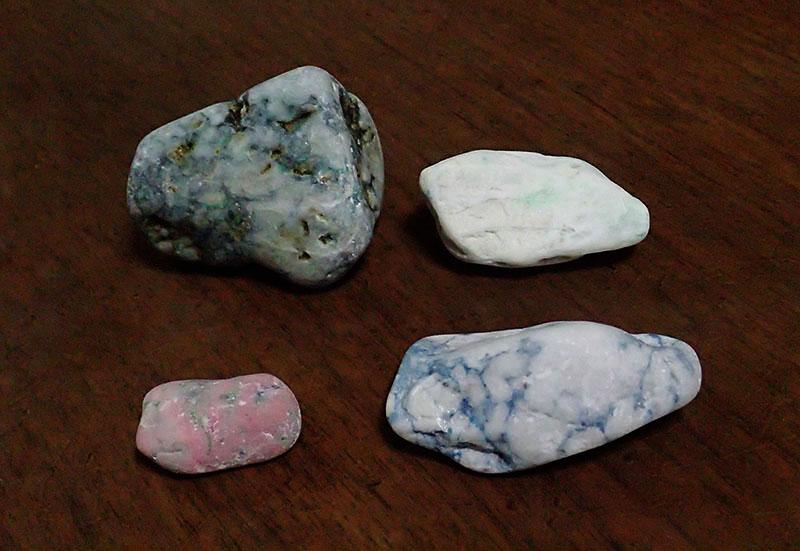 青海川で拾った物では無いですが、良く行く鉱物店で翡翠が大量入荷した