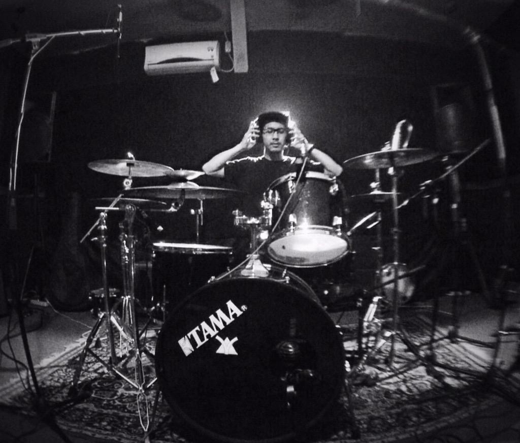 Feat vocalis, gitaris ? udh biasa.. Nih nanti di salah satu lagu di album kita feat drumer keren loo..