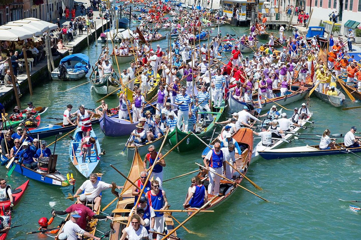 BritishVogue's tweet photo. A traffic jam the Venice way - http://t.co/nuagNHvRcW http://t.co/GYmzYhb6zn
