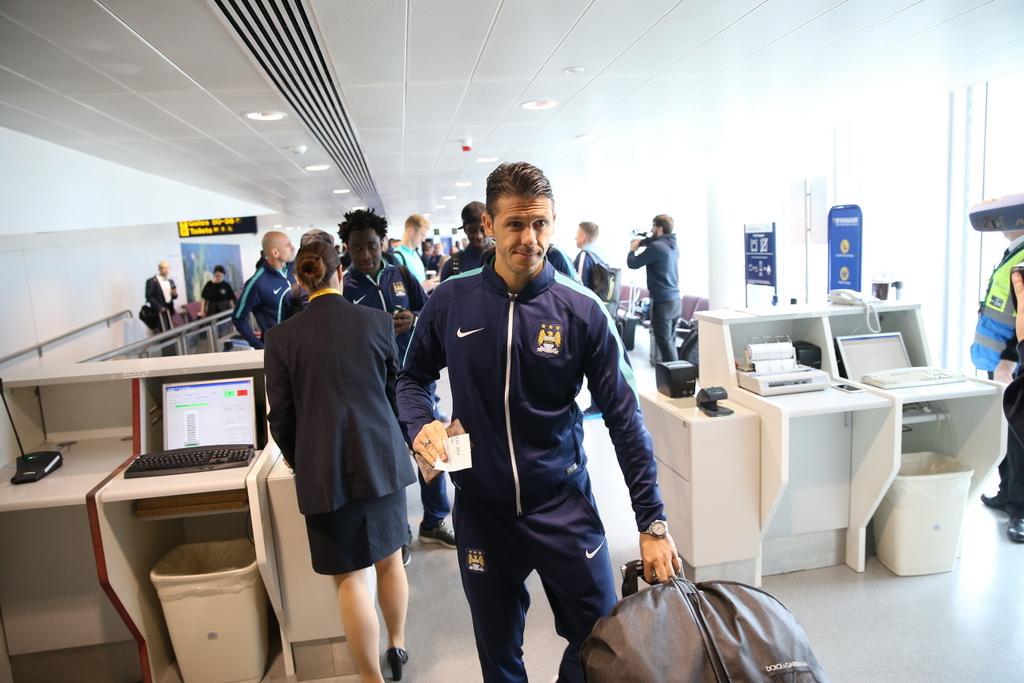JesusNavasINA's tweet photo. Senyuman manis dari Demichelis, sudah tua tapi masih menawan 😁😁😁 http://t.co/GX574o1ui7
