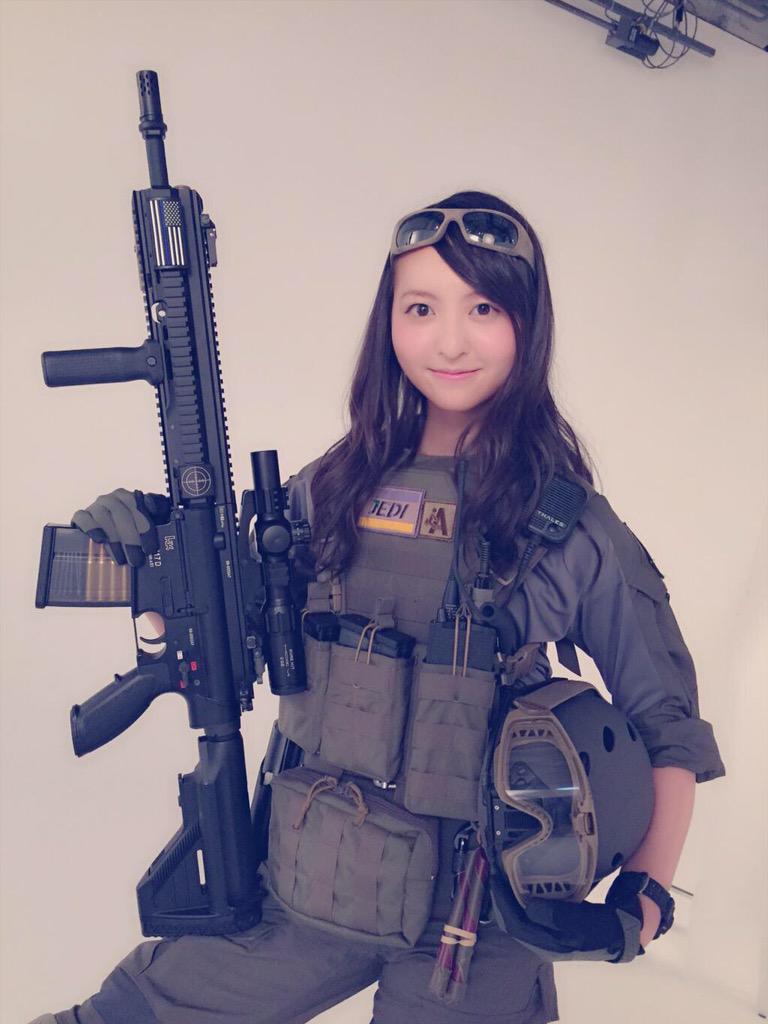 かみゅ Alitaarmy Reserve Jpn Tosiyansmh アサルトライフルがサブマシンガンに見えてる可能性もあります Www トゥルーライズでイングラムとかは小さいけれど D D Http T Co 4fmfqaehmo Twitter