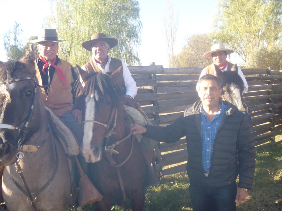 RuedaDiputado's tweet photo. Ayer en el Anfiteatro con nuestras Tradiciones Gauchas !!! Fue un grato momento compartir junto a ellos !!! http://t.co/ktHaXEreh6