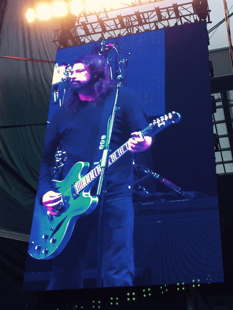 chrisarnopp's tweet photo. The awesome @davegrohl of the @foofighters rocking the #StadiumOfLight, best gig I have seen #Sunderland #FoosAtSoL http://t.co/CQLGNm5bth