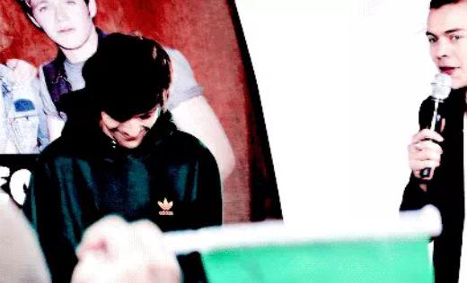 sweetlarryhugs's tweet photo. EHI FERMATEVI UN ATTIMO E APPREZZATE LOUIS CHE CERCA DI CONTENERE LA TENEREZZA SUBITO DOPO AVER INTERAGITO CON HARRY http://t.co/SW0a3F13AH