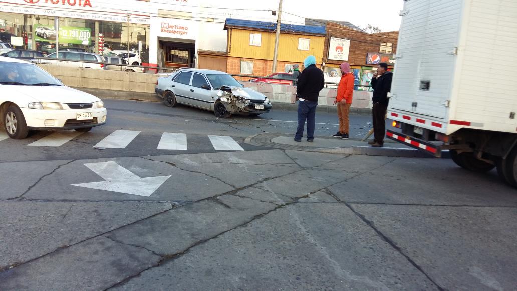 alfredo_rcb's tweet photo. Colisión paicavi esquina bulnes. Sin carabineros ni vehículos de emergencia @CEBioBio @biobio @UOCT_Concepcion http://t.co/38OCWV7n62