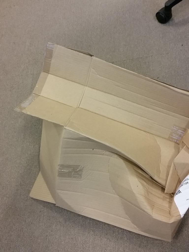 Tuska_RS's tweet photo. This box was giving me sass. Now it can't. #DestroyerOfBoxes ๐ http://t.co/7qJiznYI0Y
