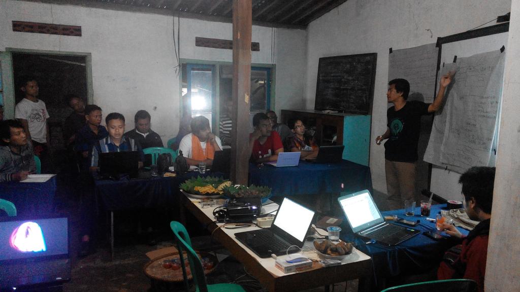 pradna's tweet photo. Kelas malam workshop backend server @desamembangun di @desamelung http://t.co/HFIgqURwjf