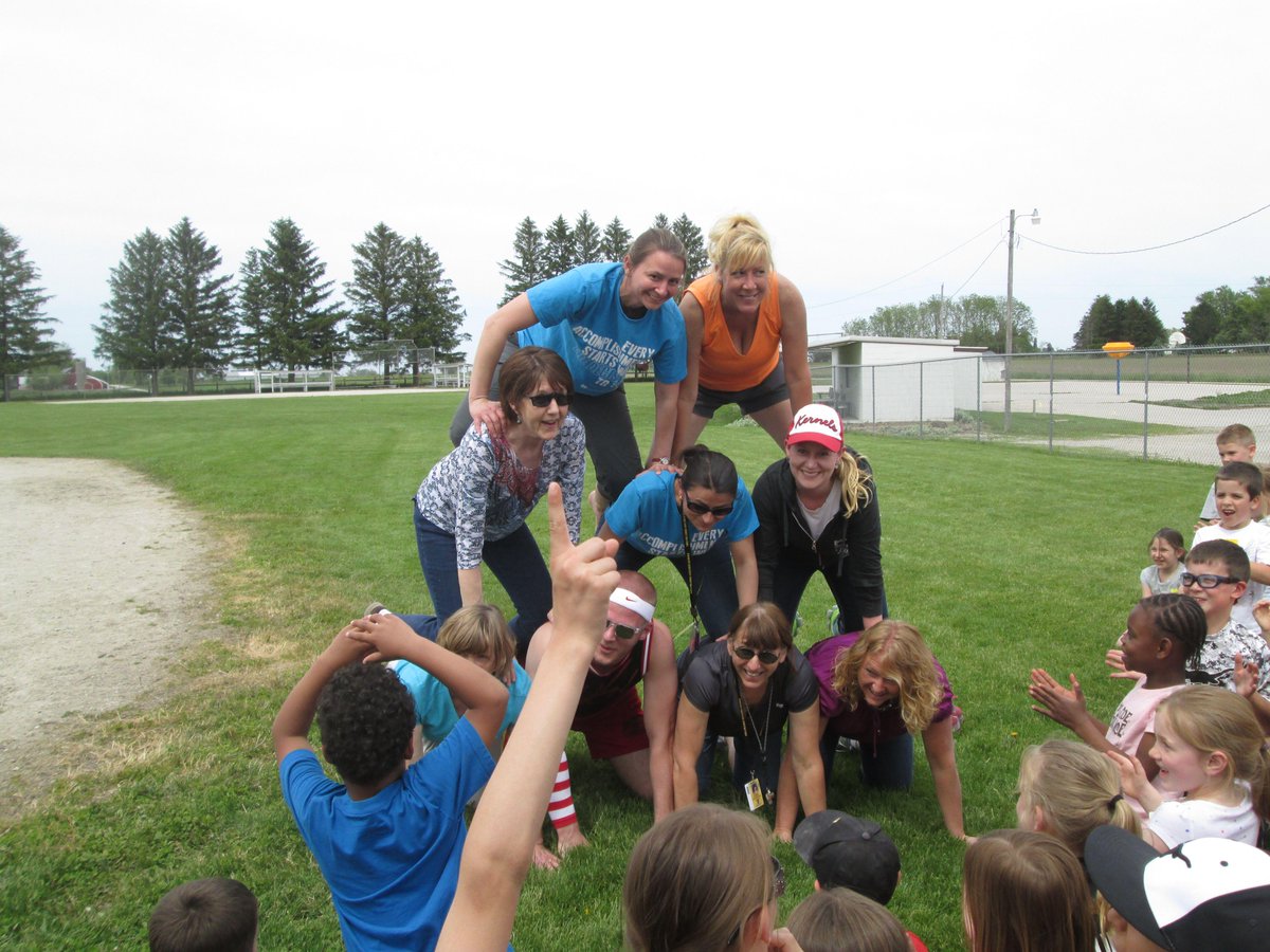 TerriAdam1's tweet photo. Supporting each other at WT....always a favorite part of my year! #mphawks http://t.co/A8A1M2h7PR