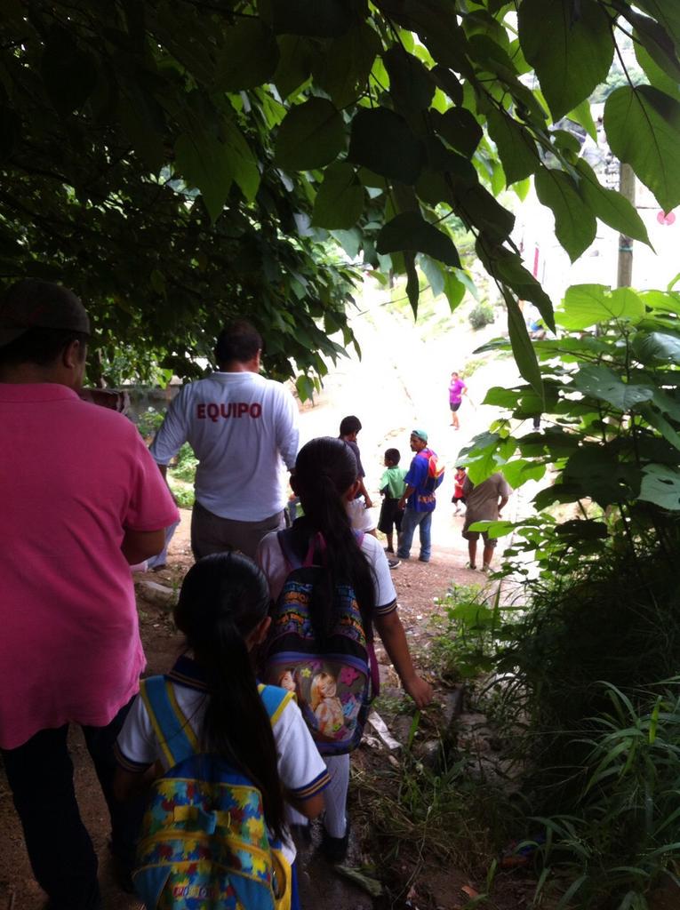 ocollazogarza's tweet photo. Saludando a la gente en lo alto del cerro de la silla , emblema de nuestro #Distrito12Local @Cesarsernae #VotaPRI http://t.co/w9VszFBnjE