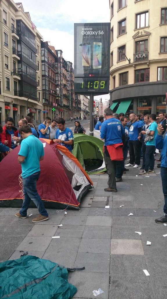 teleAfonica's tweet photo. Acampada en Bilbao. La poli ha amenazado con liarse a hostias con la #ResistenciaMovistar si no levantan campamento. http://t.co/5mQDjiukyD