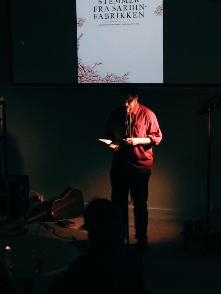 Jonas Rudjord leser fra antologien til <a href="/Skrivekunst/">Skrivekunstakademiet</a>. Veldig fint.