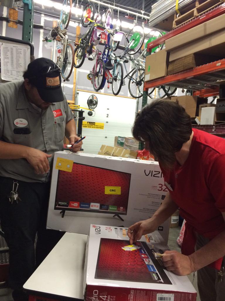 Jenni in RECV &amp; PMT Kiel partner to inspect TVs correctly! 😀 @jonaltena #dreamteam #t2321