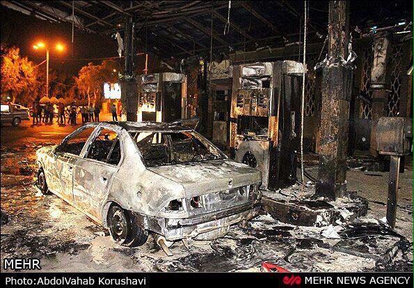 safa_tv's tweet photo. محتجون في #طهران يحرقون محطات البانزين إحتجاجاً على رفع الدعم لحكومة #إيران عن #البانزين.

#إيران_تشتعل
#إيران_تحترق http://t.co/IMi94M0zpR