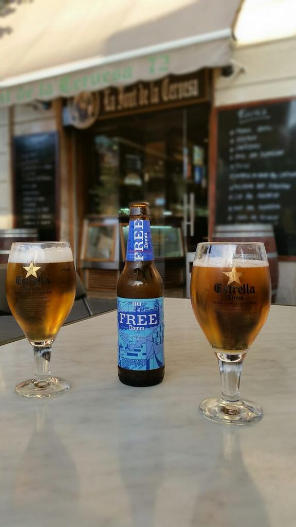 1Eurillo's tweet photo. Tomando unas cervecitas. #Barcelona #goingout #cervezas #birra #tapas http://t.co/UhIXIhVR7E