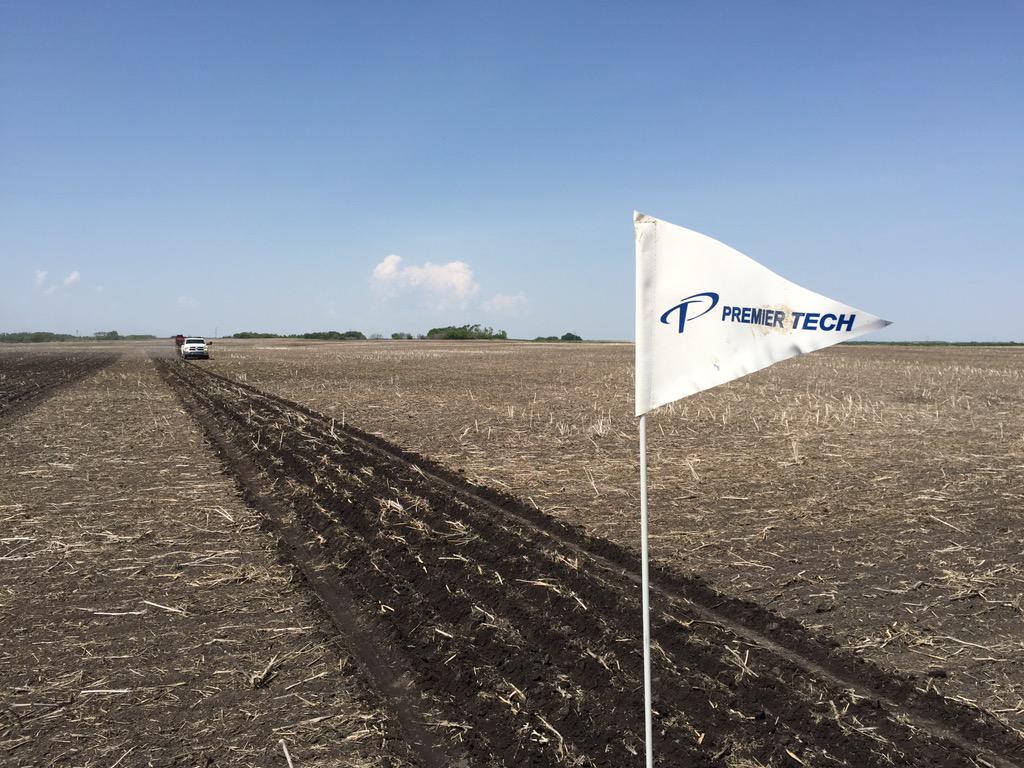 OilCapsHockey's tweet photo. Thanks to our friends at @SeedHawk for planting our test plots today at the Oil Caps Crop Club #VOCCropClub2015 http://t.co/nFABSViCMt