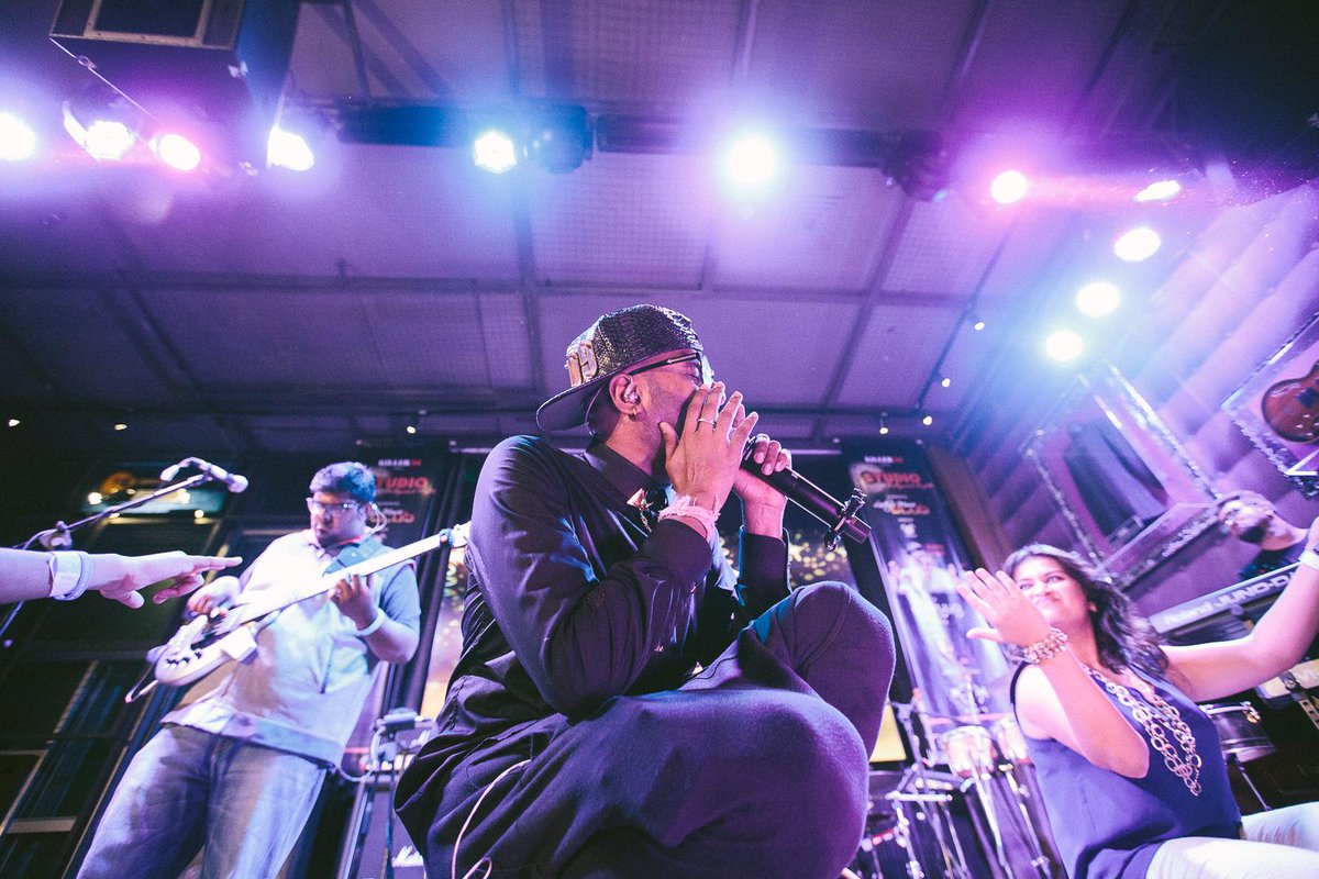 One of my favorite clicks of the evening !! @Benny_Dayal w/ @HRCIndia @HRCIndia #BollywoodMusic