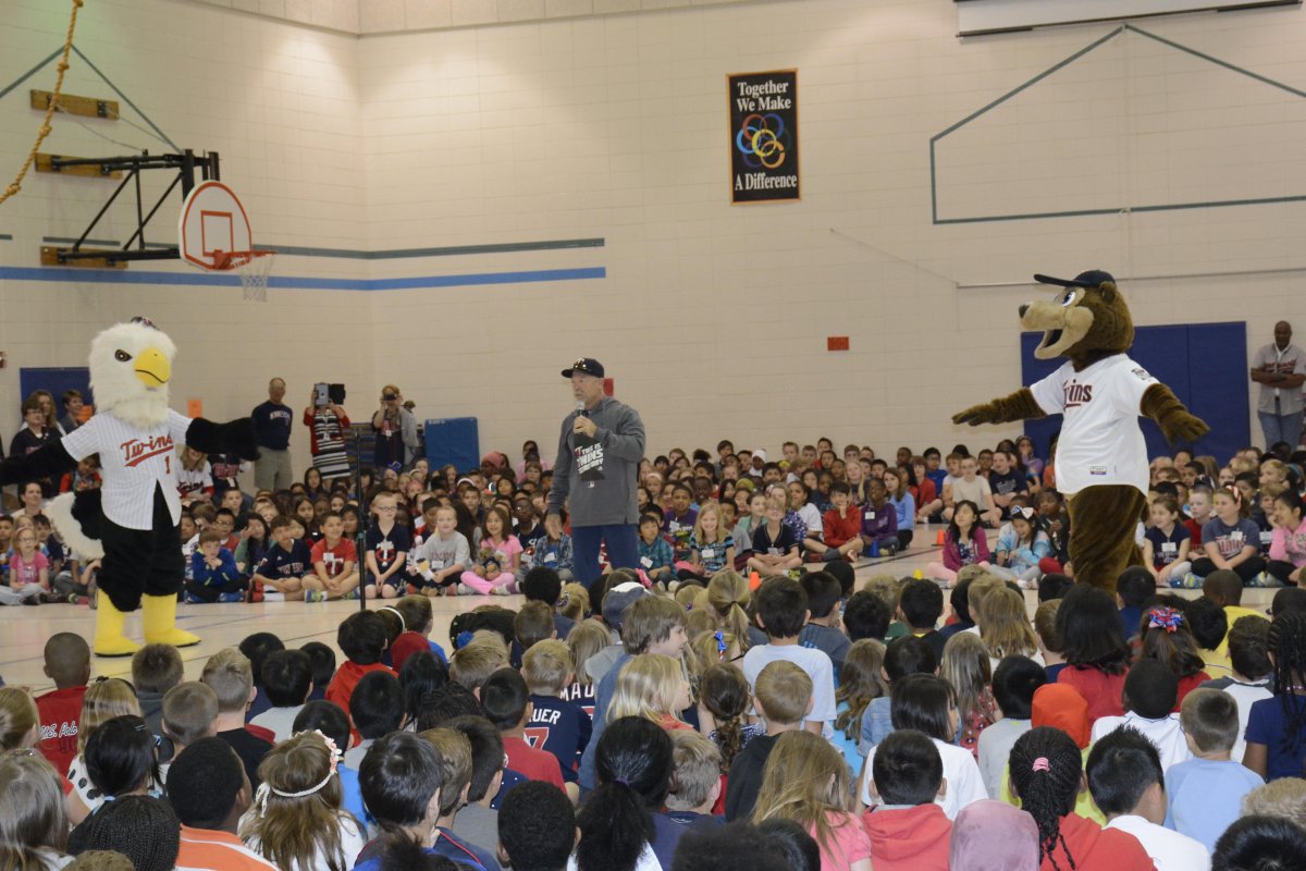 ISD279's tweet photo. .@TC_00 Thanks for visiting & joining @WoodlandEagles Woody in some morning calisthenics! #StepToItChallenge http://t.co/dhOijlSBVn