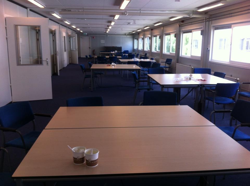 TanjaBee's tweet photo. Schaam me voor studentgedrag. Elke tafel vol met rommel.... http://t.co/5gDm4wcqcD