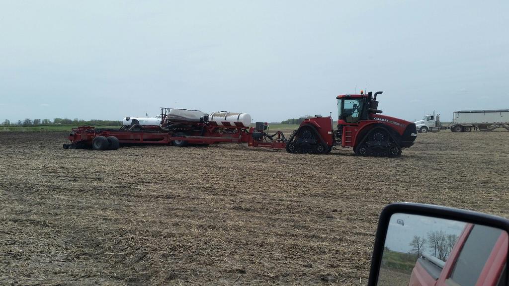PatMart33's tweet photo. Planting canola in 20in rows. 2lbs/ac. #halfrate #plant15 #NEND http://t.co/UpsRvImxYD